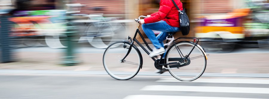 街中を走る自転車