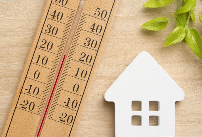 家のモチーフと温度計