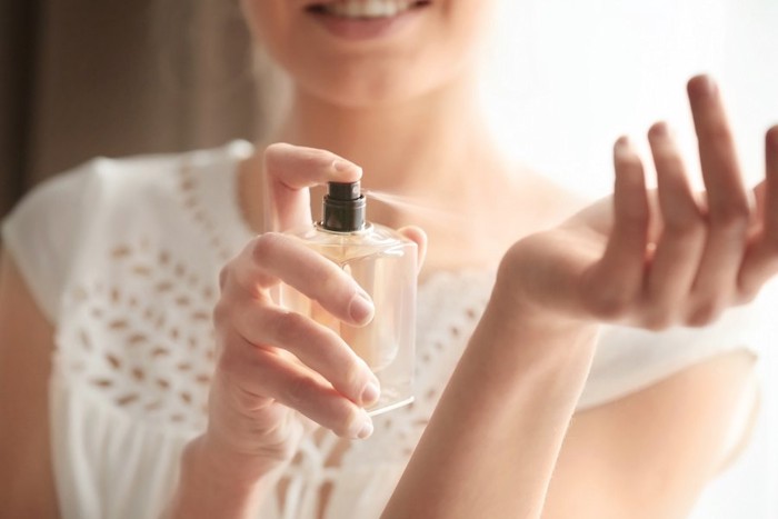 手首に香水をつける女性