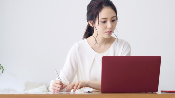 パソコンで勉強している女性