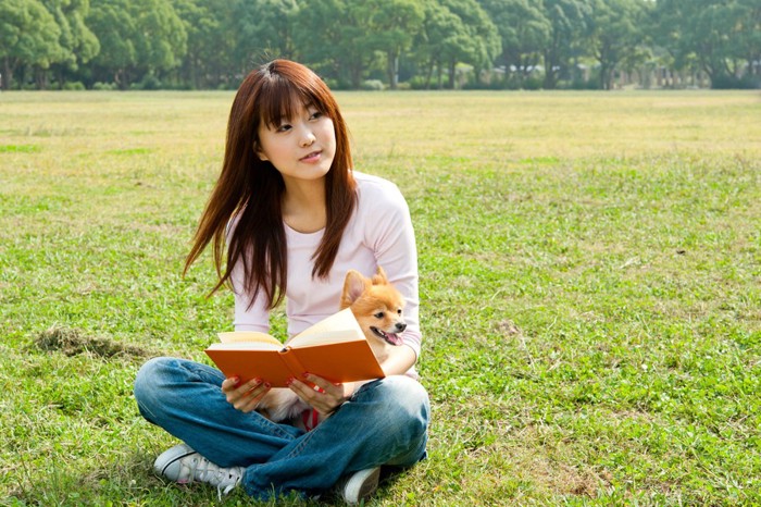 本を読む人と犬