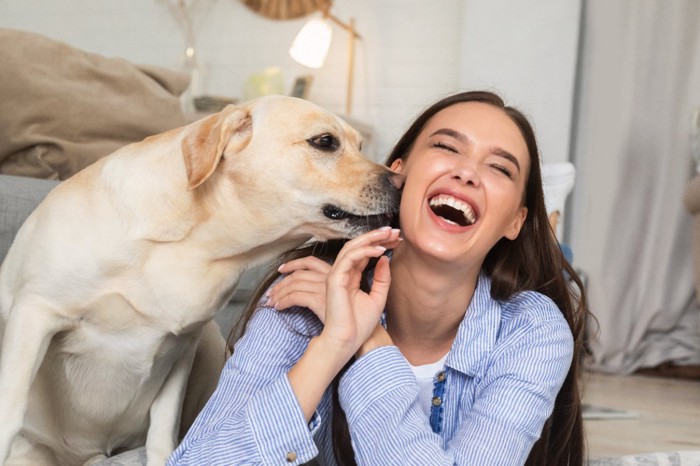 顔を近づける犬と笑顔の女性