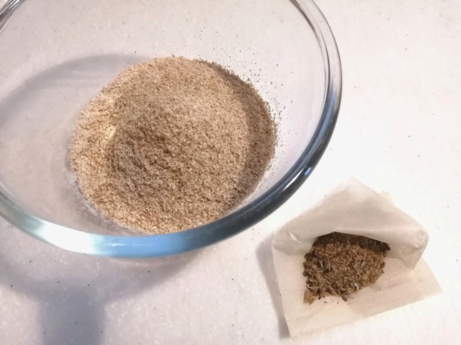 ボウルの米粉と鰹節粉末