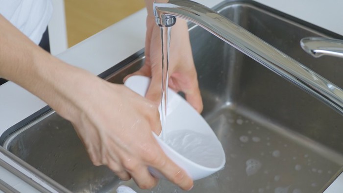 お皿を洗う人の手