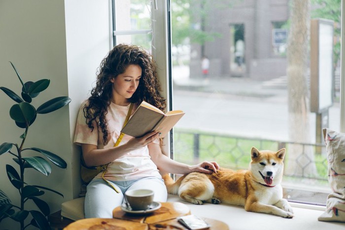 本を読む女性と柴犬
