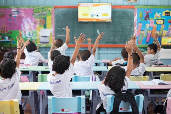 教室で挙手している子どもたち