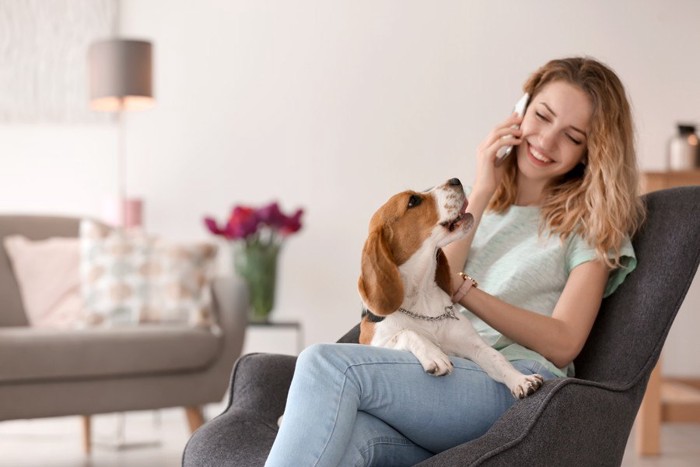 電話する女性と犬