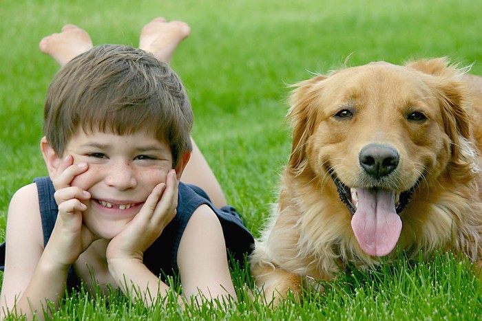 笑顔の少年と犬
