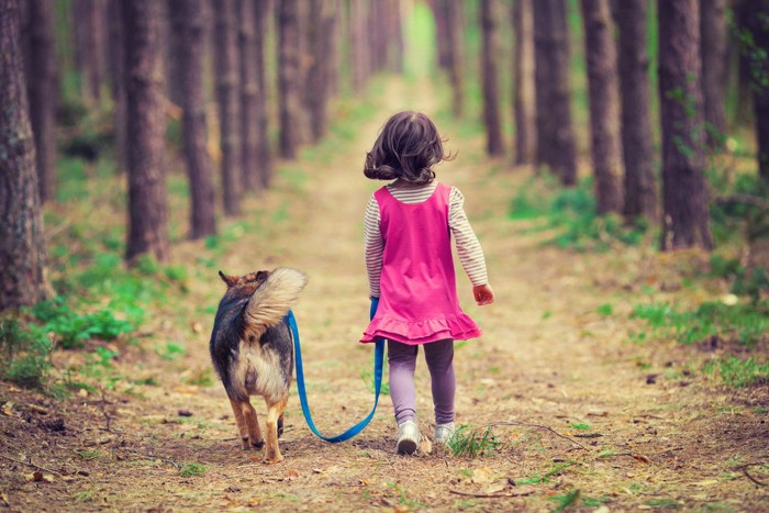 子供と犬の散歩