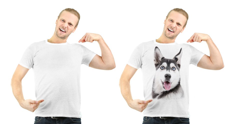 無地のTシャツと犬の顔がプリントされたTシャツを着た男性 