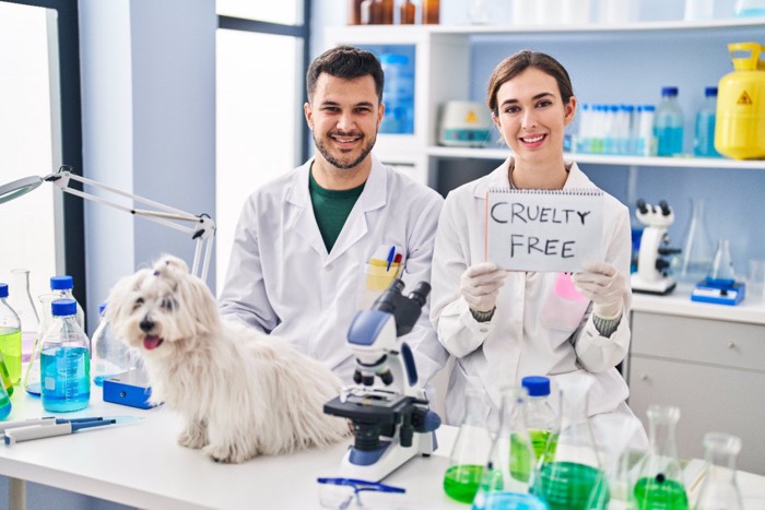 研究室にいる犬と2人の人