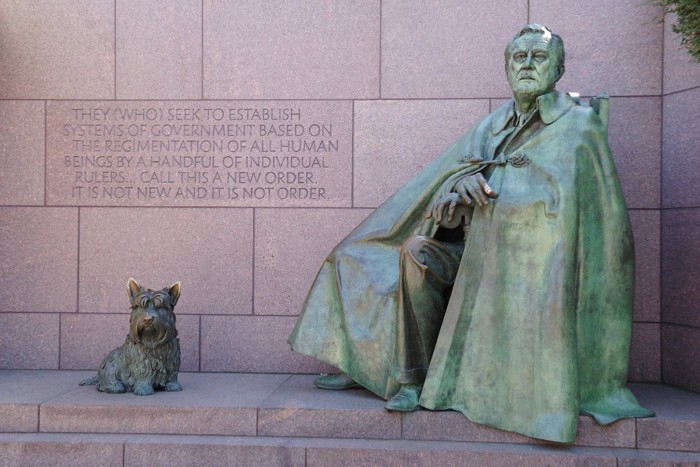 ルーズベルト大統領と愛犬ファラの銅像