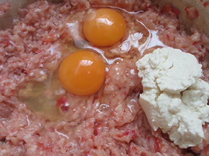 鶏挽き肉に卵などを混ぜた写真