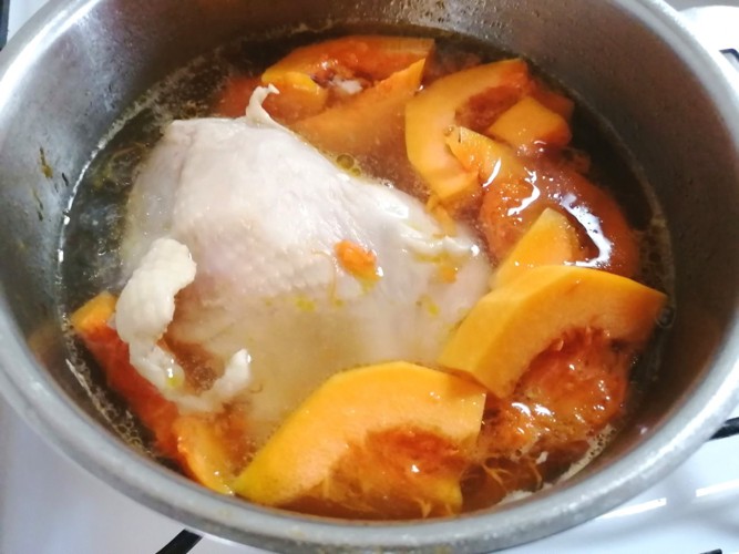 鍋の中のかぼちゃと鶏むね肉