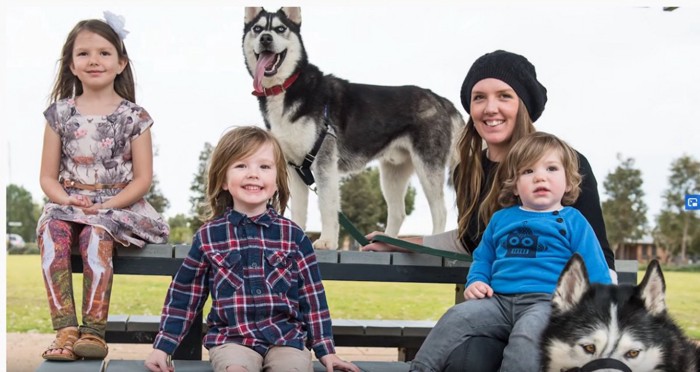 子供と女性と2匹のハスキー犬