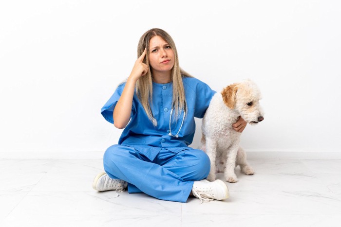 考える看護師と犬