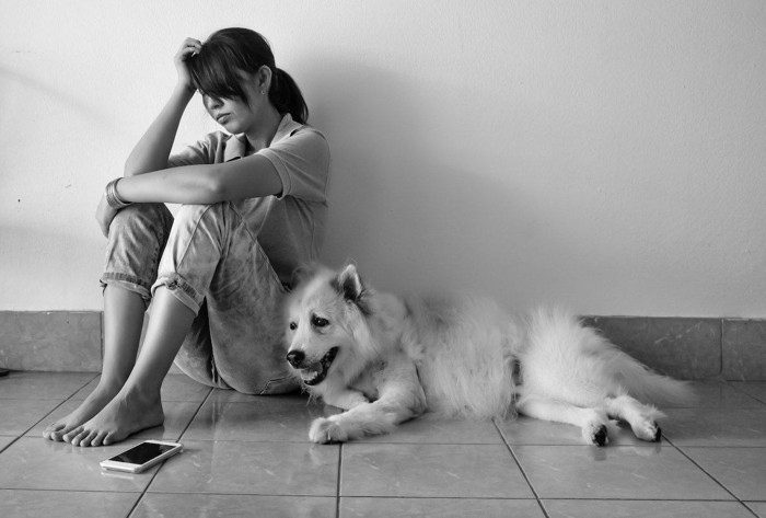 モノクロの犬と女性