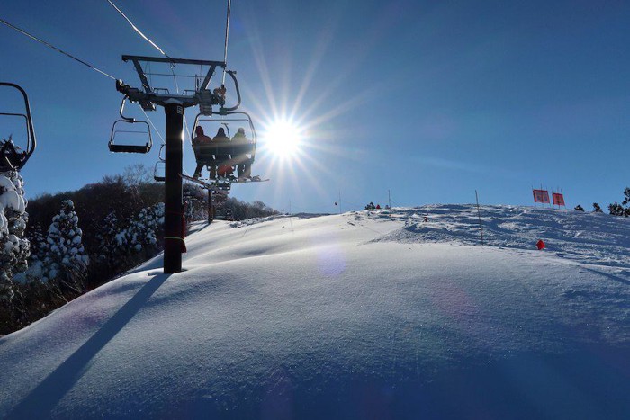 スキー場のリフトと太陽