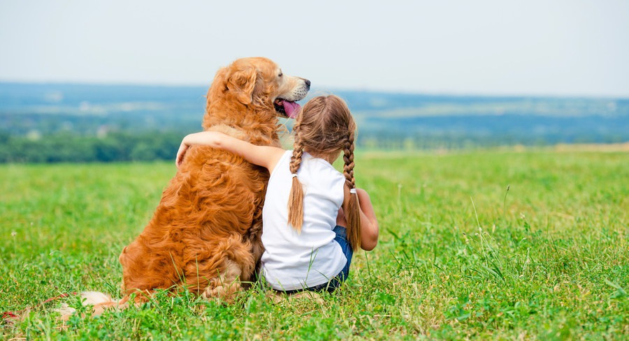 肩を組む犬と女の子